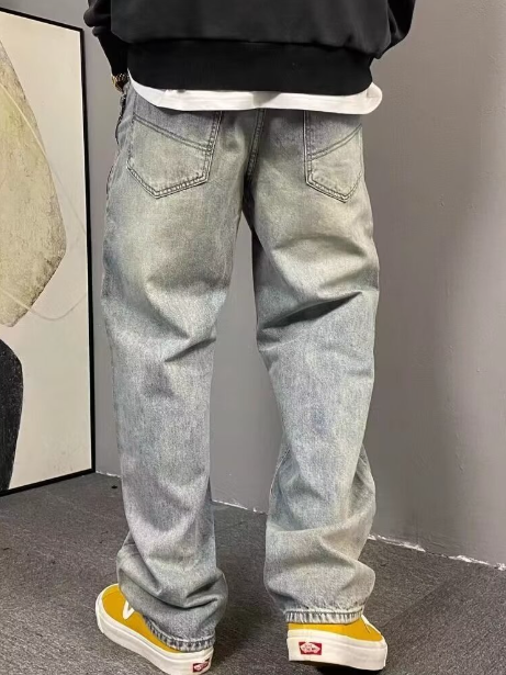 graue Jeans mit leichtem Used-Look