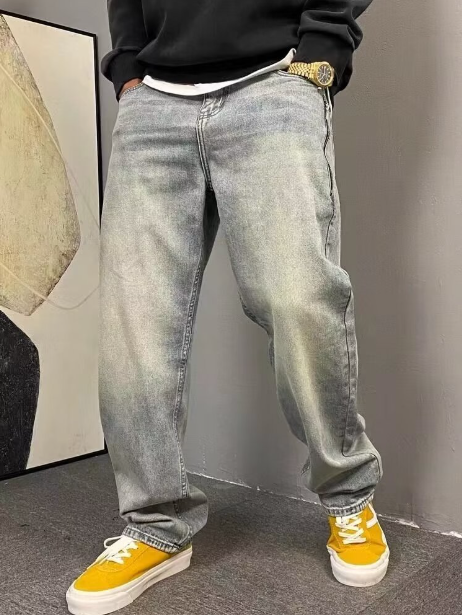 graue Jeans mit leichtem Used-Look