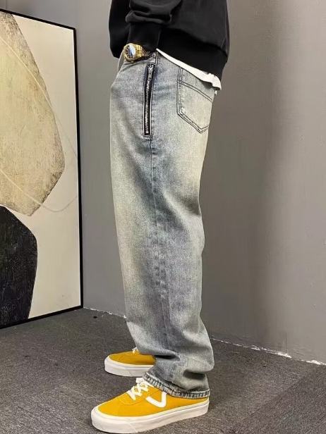 graue Jeans mit leichtem Used-Look